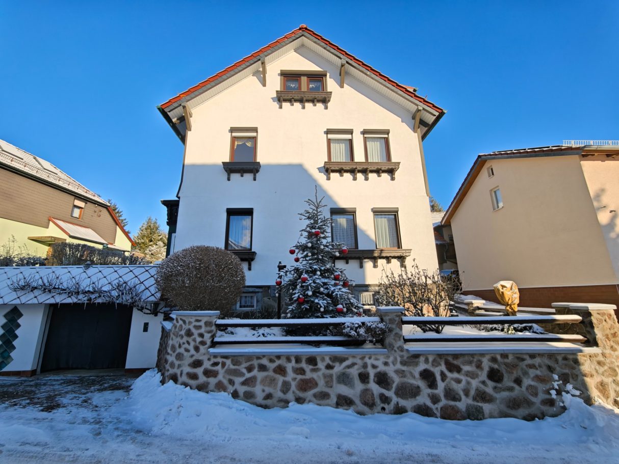 Bild vom Weihnachtsbaum bei Tag und Schnee