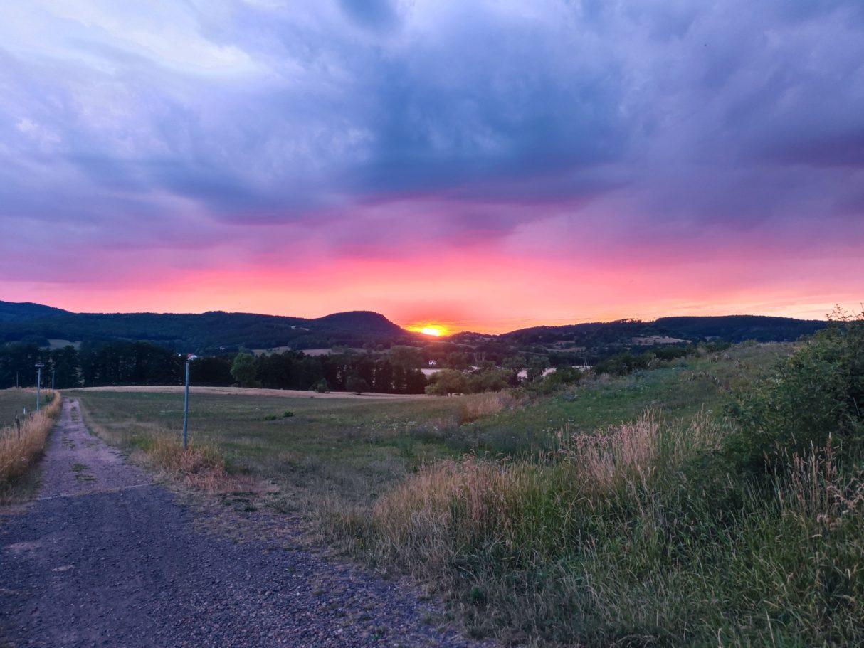 Sonnenuntergang am Ortsausgang