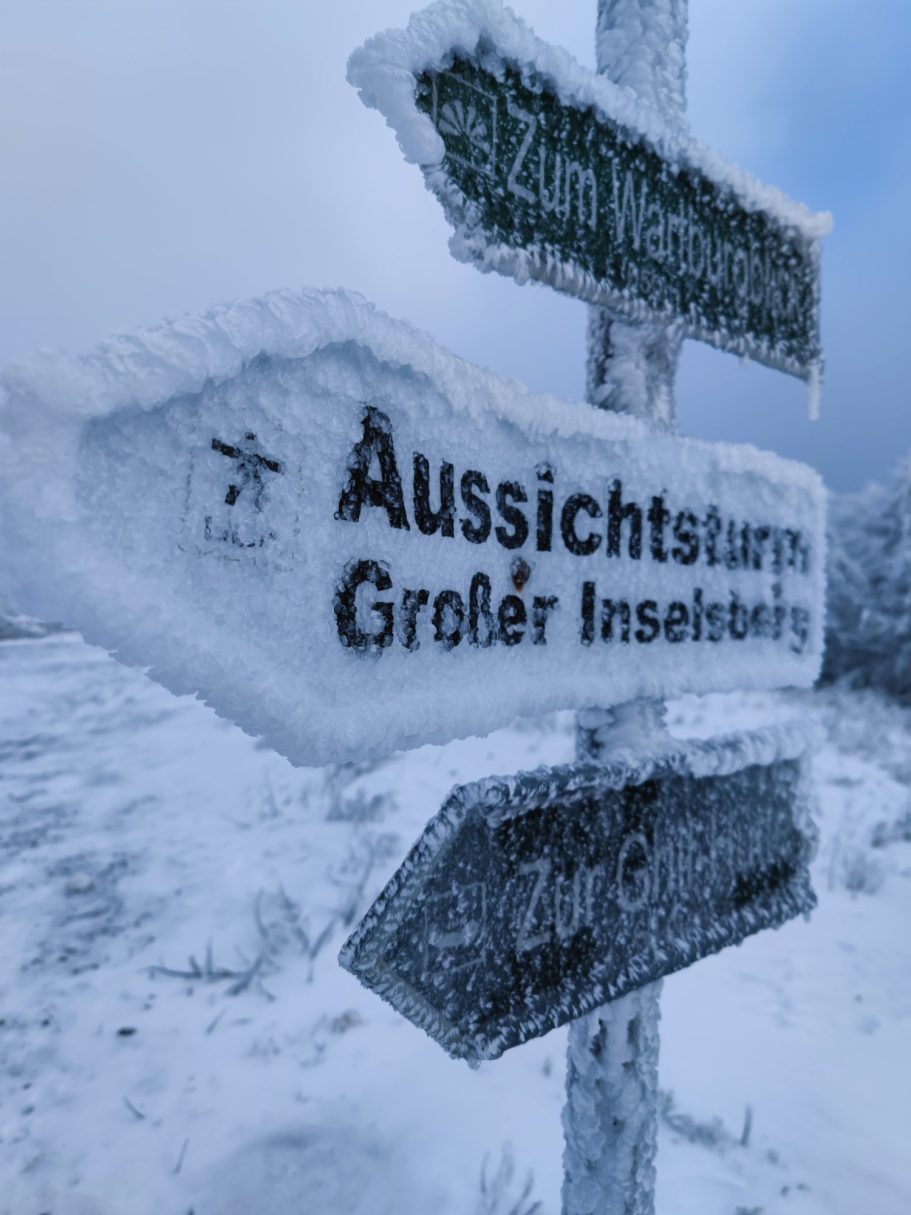 Gefrorenes Schild Auf dem Inselsberg