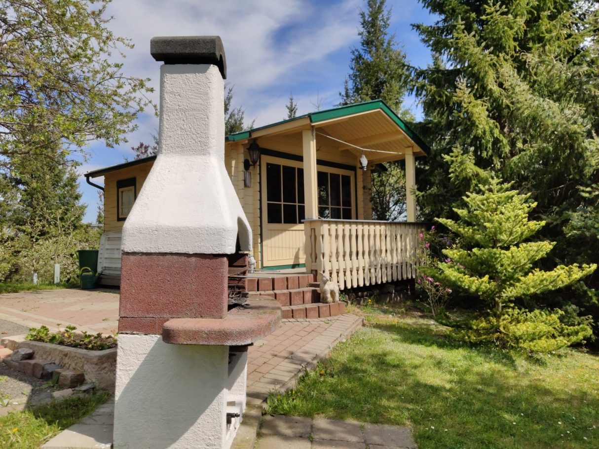 Grillkamin mit Gartenhaus