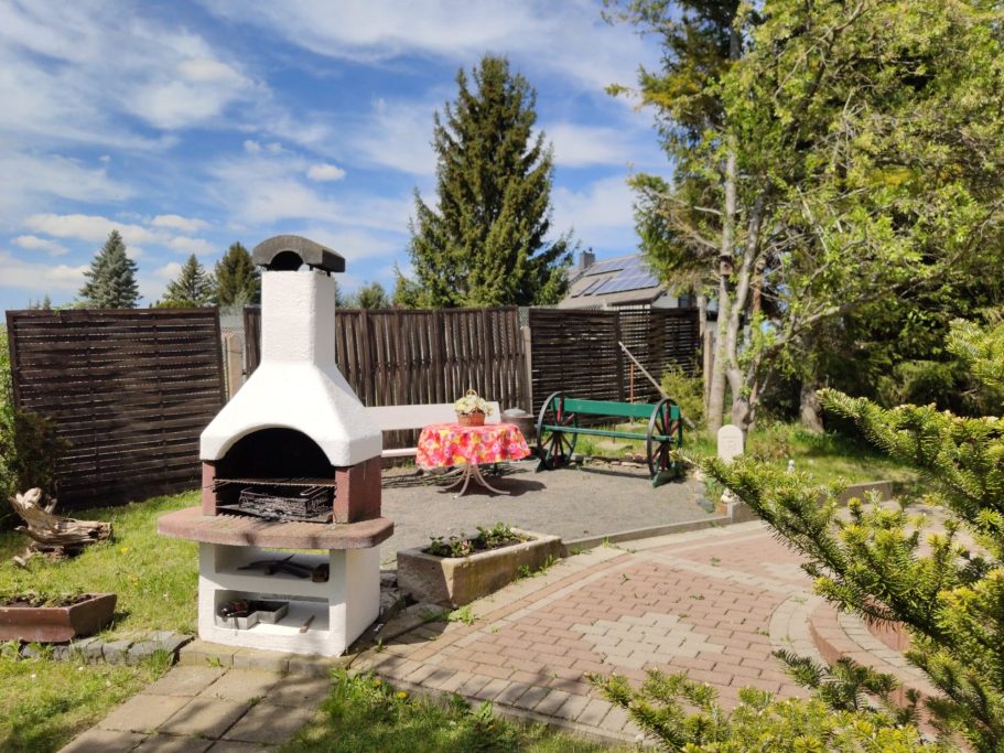 Grillkamin und Sitzgelegenheit