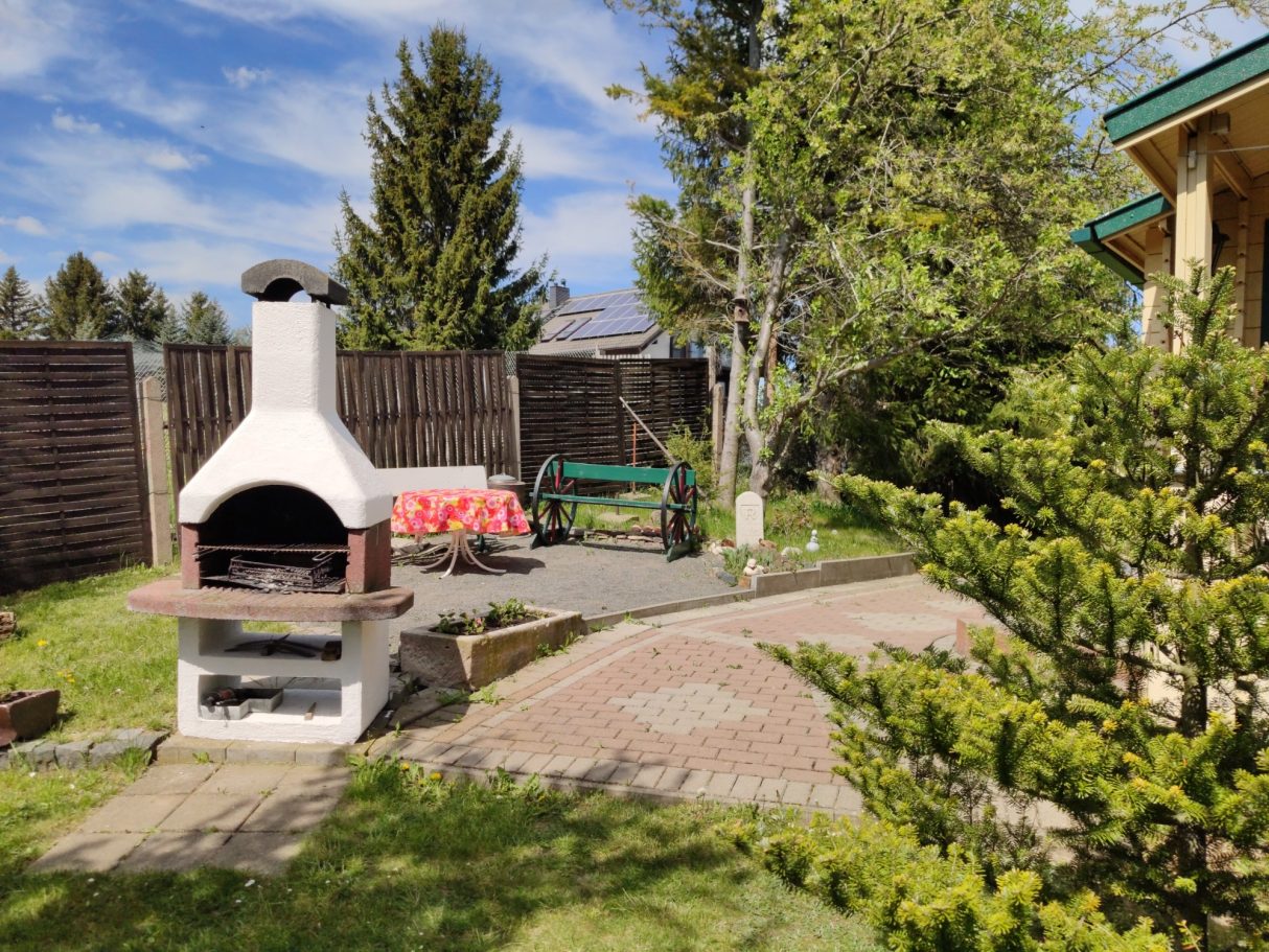 Grillkamin mit Sitzgelegenheit