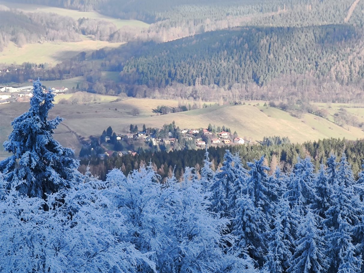 Panoramablick vom Inselsberg im Winter auf Fischbach